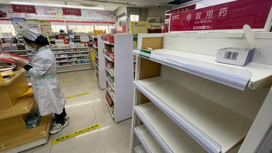Toko obat di Beijing, China diserbu pembeli imbas lonjakan kasus covid. (AFP via Getty Images/YUXUAN ZHANG)