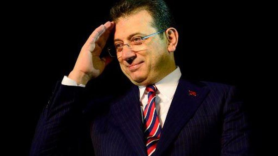 Istanbul Mayor Ekrem Imamoglu greets his supporters as they gather in front of Istanbul Metropolitan Municipality during a protest in Istanbul on December 14, 2022 after a Turkish court sentenced him to nearly three years jail in a politically charged trial. (Photo by Yasin AKGUL / AFP)