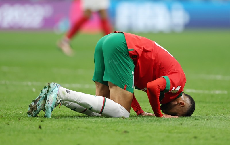 Pemain Maroko memberi isyarat pada akhir pertandingan semifinal Piala Dunia FIFA Qatar 2022 antara Prancis dan Maroko di Stadion Al Bayt pada 14 Desember 2022 di Al Khor, Qatar. (Ercin Erturk/Anadolu Agency via Getty Images)