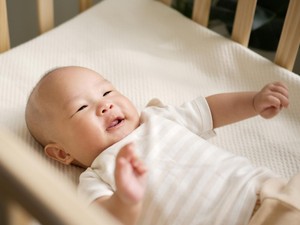 Ini Posisi Tidur Bayi yang Benar dan Aman, Perhatikan Ya Moms