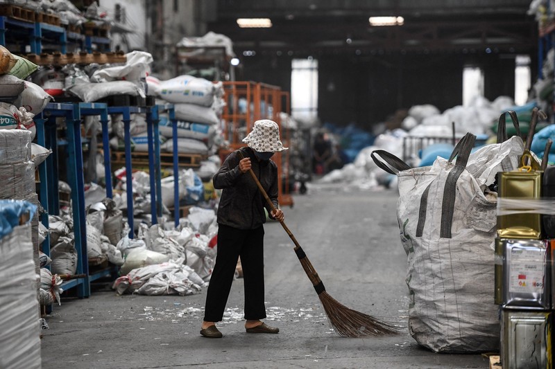 Para pekerja berpamitan kepada pemimpin mereka pada hari terakhir mereka bekerja di pabrik Taiwan Ty Hung di Kota Ho Chi Minh, Taiwan.  (AFP via Getty Images/NHAC NGUYEN)