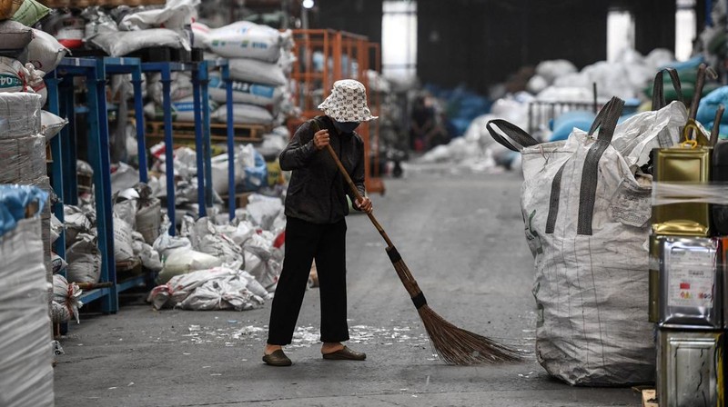 Para pekerja berpamitan kepada pemimpin mereka pada hari terakhir mereka bekerja di pabrik Taiwan Ty Hung di Kota Ho Chi Minh, Taiwan.  (AFP via Getty Images/NHAC NGUYEN)