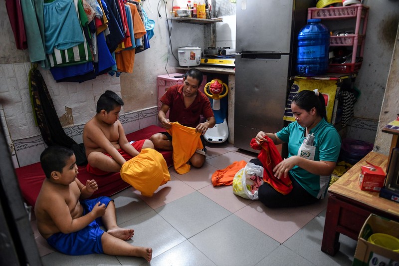 Para pekerja berpamitan kepada pemimpin mereka pada hari terakhir mereka bekerja di pabrik Taiwan Ty Hung di Kota Ho Chi Minh, Taiwan.  (AFP via Getty Images/NHAC NGUYEN)