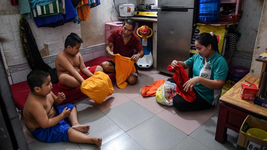 Para pekerja berpamitan kepada pemimpin mereka pada hari terakhir mereka bekerja di pabrik Taiwan Ty Hung di Kota Ho Chi Minh, Taiwan.  (AFP via Getty Images/NHAC NGUYEN)