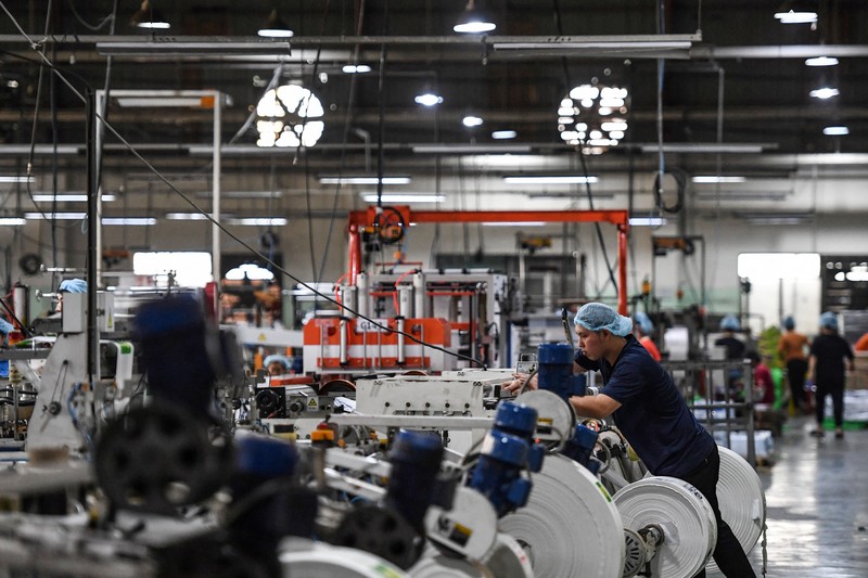 Para pekerja berpamitan kepada pemimpin mereka pada hari terakhir mereka bekerja di pabrik Taiwan Ty Hung di Kota Ho Chi Minh, Taiwan.  (AFP via Getty Images/NHAC NGUYEN)