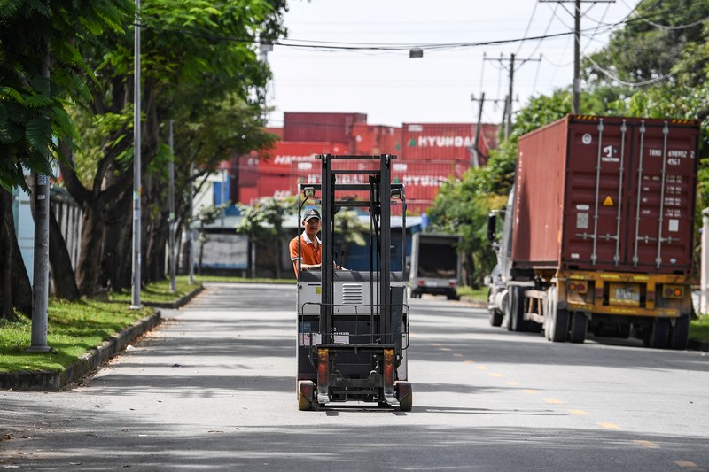 Para pekerja berpamitan kepada pemimpin mereka pada hari terakhir mereka bekerja di pabrik Taiwan Ty Hung di Kota Ho Chi Minh, Taiwan.  (AFP via Getty Images/NHAC NGUYEN)