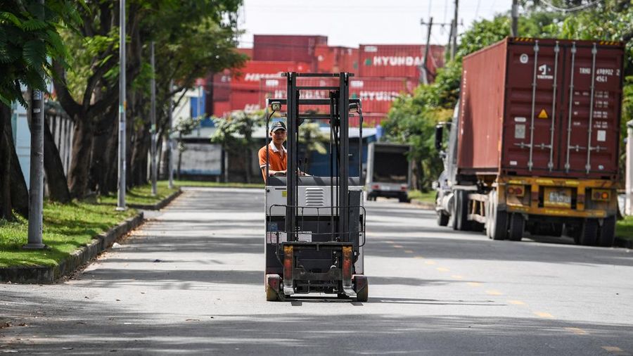 Para pekerja berpamitan kepada pemimpin mereka pada hari terakhir mereka bekerja di pabrik Taiwan Ty Hung di Kota Ho Chi Minh, Taiwan.  (AFP via Getty Images/NHAC NGUYEN)