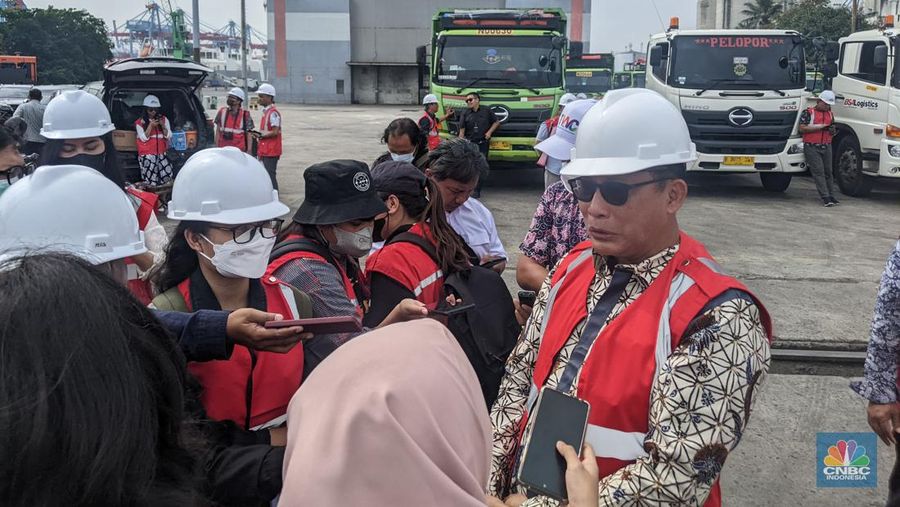 Beras impor mulai berdatangan untuk pemenuhan Cadangan Beras Pemerintah (CBP) di Perum Bulog. Hari ini (16/12/2022) ada 5.000 ton yang masuk dari Vietnam. (CNBC Indonesia/Emir Yanwardhana)