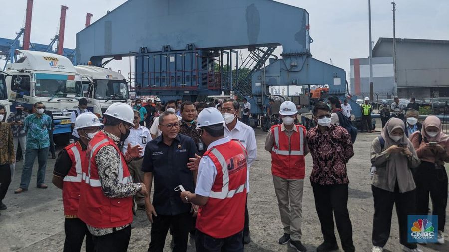 Beras impor mulai berdatangan untuk pemenuhan Cadangan Beras Pemerintah (CBP) di Perum Bulog. Hari ini (16/12/2022) ada 5.000 ton yang masuk dari Vietnam.  (CNBC Indonesia/Emir Yanwardhana)
