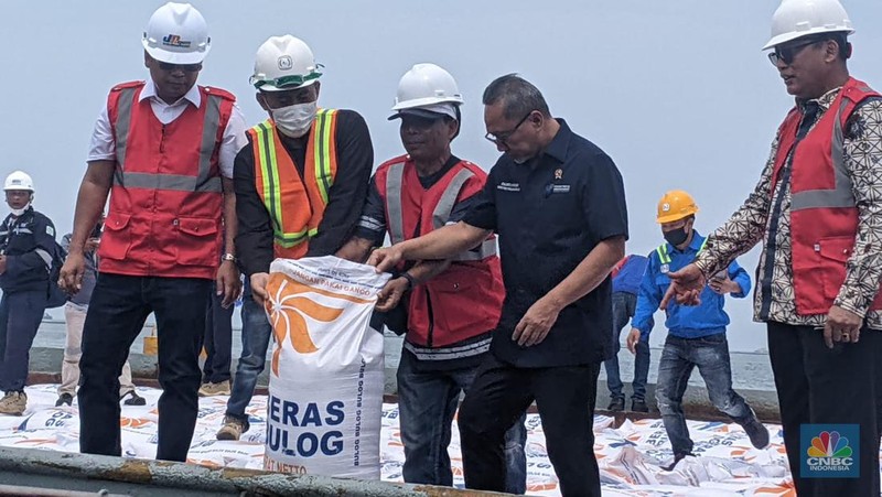 Beras impor mulai berdatangan untuk pemenuhan Cadangan Beras Pemerintah (CBP) di Perum Bulog. Hari ini (16/12/2022) ada 5.000 ton yang masuk dari Vietnam. (CNBC Indonesia/Emir Yanwardhana)