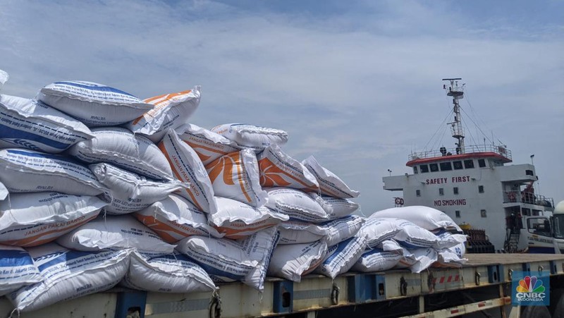 Beras impor mulai berdatangan untuk pemenuhan Cadangan Beras Pemerintah (CBP) di Perum Bulog. Hari ini (16/12/2022) ada 5.000 ton yang masuk dari Vietnam. (CNBC Indonesia/Emir Yanwardhana)