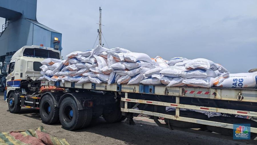 Beras impor mulai berdatangan untuk pemenuhan Cadangan Beras Pemerintah (CBP) di Perum Bulog. Hari ini (16/12/2022) ada 5.000 ton yang masuk dari Vietnam. (CNBC Indonesia/Emir Yanwardhana)