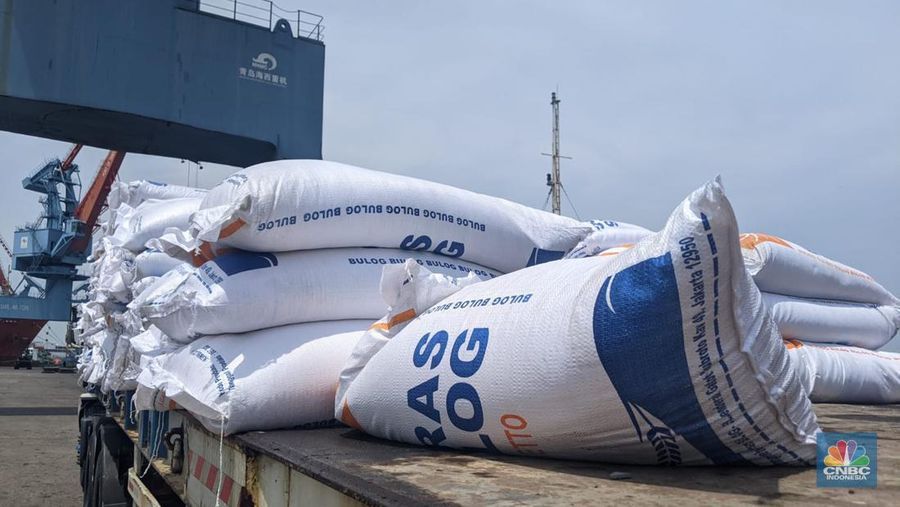 Beras impor mulai berdatangan untuk pemenuhan Cadangan Beras Pemerintah (CBP) di Perum Bulog. Hari ini (16/12/2022) ada 5.000 ton yang masuk dari Vietnam. (CNBC Indonesia/Emir Yanwardhana)