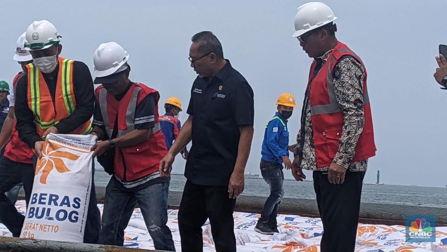 Beras impor mulai berdatangan untuk pemenuhan Cadangan Beras Pemerintah (CBP) di Perum Bulog. Hari ini (16/12/2022) ada 5.000 ton yang masuk dari Vietnam. (CNBC Indonesia/Emir Yanwardhana)