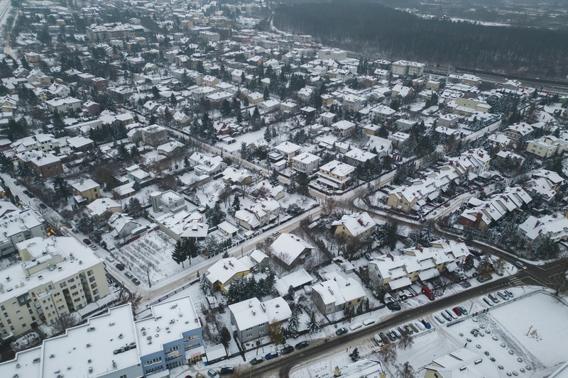 Seorang pria membersihkan salju saat hujan salju di Kyiv, Ukraina pada 15 Desember 2022. (Anadolu Agency via Getty Images)