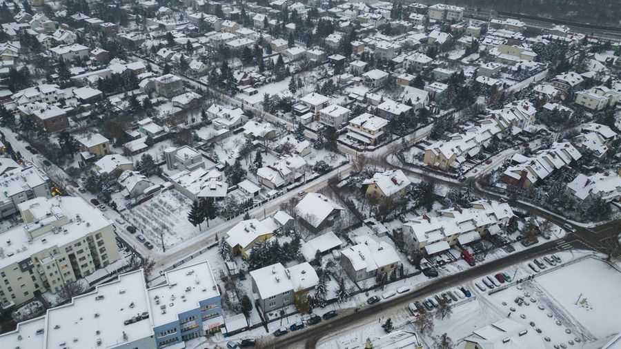 Seorang pria membersihkan salju saat hujan salju di Kyiv, Ukraina pada 15 Desember 2022. (Anadolu Agency via Getty Images)