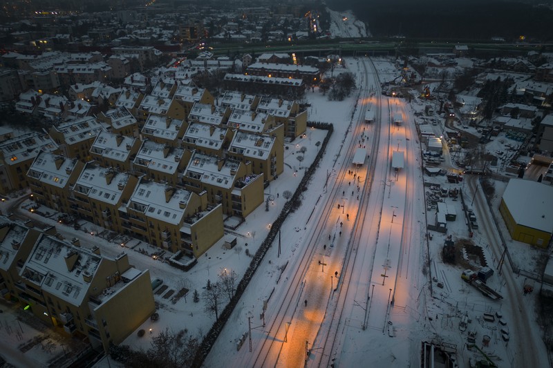 Seorang pria membersihkan salju saat hujan salju di Kyiv, Ukraina pada 15 Desember 2022. (Anadolu Agency via Getty Images)