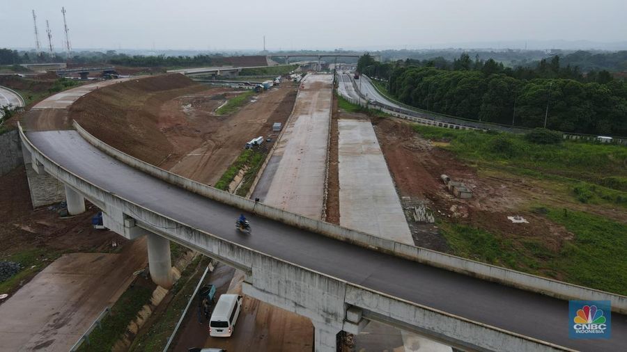 Foto udara suasana proyek jalan tol Simpang Susun Sadang, Jawa Barat, Jumat (16/12/2022). (CNBC Indonesia/Andrean Kristianto)