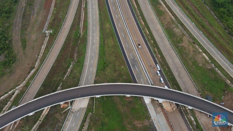 Foto udara suasana proyek jalan tol Simpang Susun Sadang, Jawa Barat, Jumat (16/12/2022). (CNBC Indonesia/Andrean Kristianto)