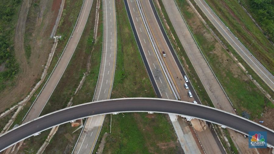Foto udara suasana proyek jalan tol Simpang Susun Sadang, Jawa Barat, Jumat (16/12/2022). (CNBC Indonesia/Andrean Kristianto)