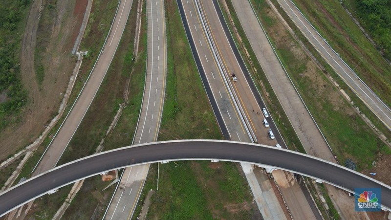 Foto udara suasana proyek jalan tol Simpang Susun Sadang, Jawa Barat, Jumat (16/12/2022). (CNBC Indonesia/Andrean Kristianto)