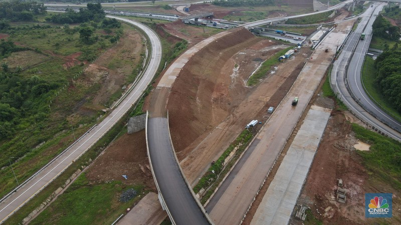 Foto udara suasana proyek jalan tol Simpang Susun Sadang, Jawa Barat, Jumat (16/12/2022). (CNBC Indonesia/Andrean Kristianto)