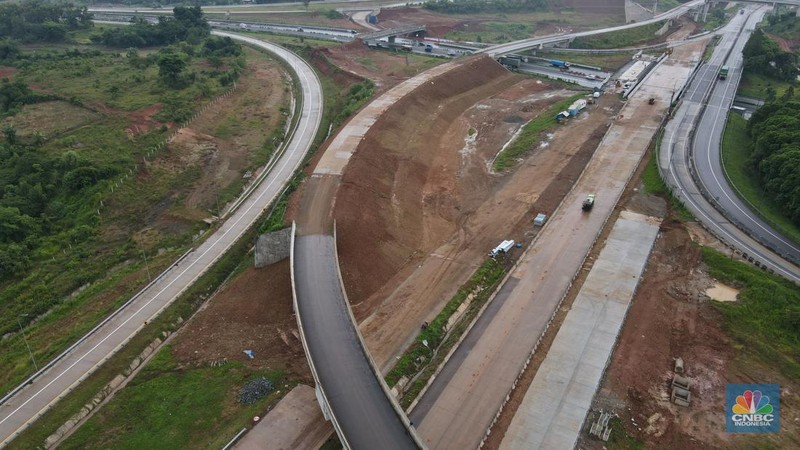 Foto udara suasana proyek jalan tol Simpang Susun Sadang, Jawa Barat, Jumat (16/12/2022). (CNBC Indonesia/Andrean Kristianto)