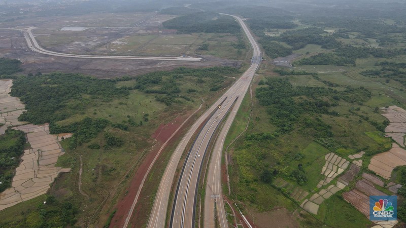 Foto udara suasana proyek jalan tol Simpang Susun Sadang, Jawa Barat, Jumat (16/12/2022). (CNBC Indonesia/Andrean Kristianto)