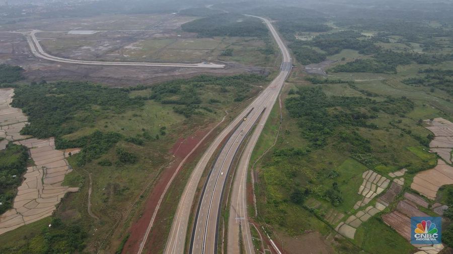 Foto udara suasana proyek jalan tol Simpang Susun Sadang, Jawa Barat, Jumat (16/12/2022). (CNBC Indonesia/Andrean Kristianto)