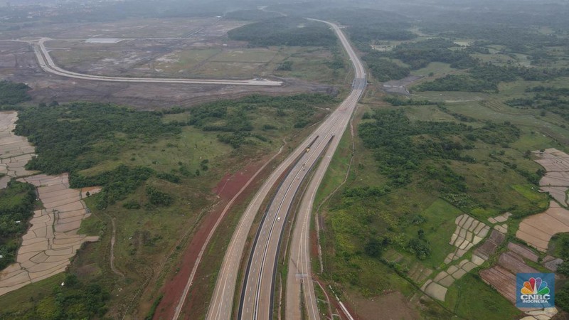 Foto udara suasana proyek jalan tol Simpang Susun Sadang, Jawa Barat, Jumat (16/12/2022). (CNBC Indonesia/Andrean Kristianto)