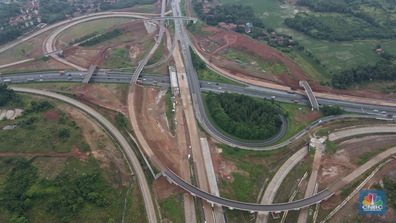Foto udara suasana proyek jalan tol Simpang Susun Sadang, Jawa Barat, Jumat (16/12/2022). (CNBC Indonesia/Andrean Kristianto)