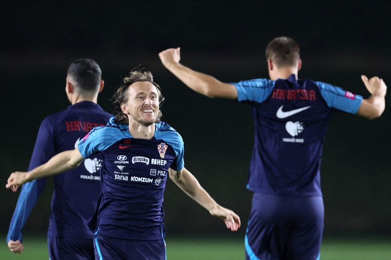 Gelandang Kroasia #10 Luka Modric mengambil bagian dalam sesi latihan di Al Erssal Training Site 3 di Doha pada 15 Desember 2022, menjelang pertandingan play-off perebutan tempat ketiga melawan Maroko pada 17 Desember selama turnamen sepak bola Piala Dunia Qatar 2022. Gelandang Kroasia Luka Modric mengambil bagian dalam sesi latihan di Al Erssal Training Site 3 di Doha pada 15 Desember 2022, menjelang pertandingan play-off perebutan tempat ketiga melawan Maroko pada 17 Desember selama turnamen sepak bola Piala Dunia Qatar 2022. (JACK GUEZ/AFP via Getty Images)
