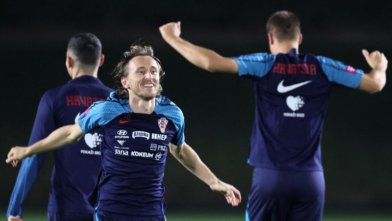 Gelandang Kroasia Luka Modric mengambil bagian dalam sesi latihan di Al Erssal Training Site 3 di Doha pada 15 Desember 2022, menjelang pertandingan play-off perebutan tempat ketiga melawan Maroko pada 17 Desember selama turnamen sepak bola Piala Dunia Qatar 2022. (JACK GUEZ/AFP via Getty Images)