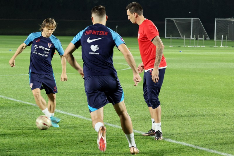 Gelandang Kroasia #10 Luka Modric mengambil bagian dalam sesi latihan di Al Erssal Training Site 3 di Doha pada 15 Desember 2022, menjelang pertandingan play-off perebutan tempat ketiga melawan Maroko pada 17 Desember selama turnamen sepak bola Piala Dunia Qatar 2022. Gelandang Kroasia Luka Modric mengambil bagian dalam sesi latihan di Al Erssal Training Site 3 di Doha pada 15 Desember 2022, menjelang pertandingan play-off perebutan tempat ketiga melawan Maroko pada 17 Desember selama turnamen sepak bola Piala Dunia Qatar 2022. (JACK GUEZ/AFP via Getty Images)