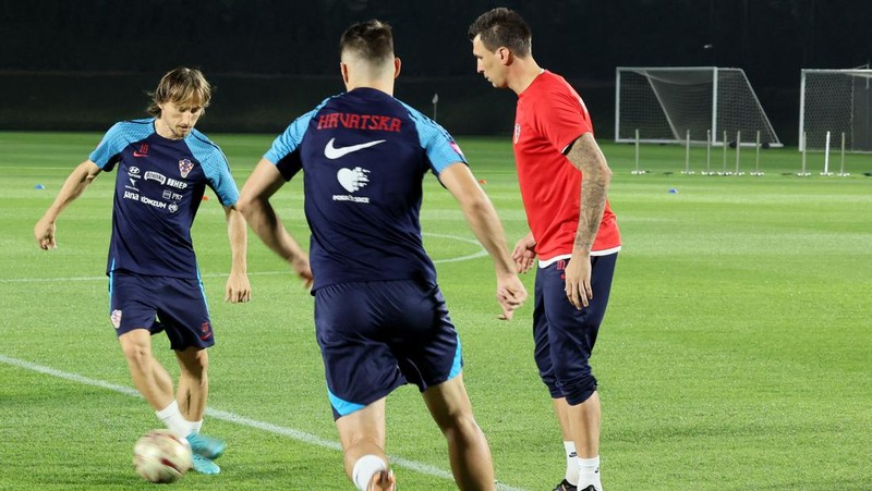 Gelandang Kroasia Luka Modric mengambil bagian dalam sesi latihan di Al Erssal Training Site 3 di Doha pada 15 Desember 2022, menjelang pertandingan play-off perebutan tempat ketiga melawan Maroko pada 17 Desember selama turnamen sepak bola Piala Dunia Qatar 2022. (JACK GUEZ/AFP via Getty Images)