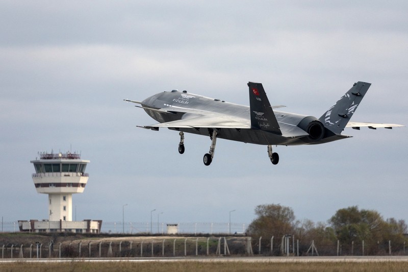 Kizilelma (Apel Merah), perusahaan pertahanan Turki Baykar kendaraan tempur udara tak berawak (UCAV) bertenaga jet pertama, lepas landas dari bandara di Corlu dekat Istanbul, Turki 14 Desember 2022. Kizilelma (Apel Merah), perusahaan pertahanan Turki Baykar kendaraan tempur udara tak berawak (UCAV) bertenaga jet pertama, lepas landas dari bandara di Corlu dekat Istanbul, Turki 14 Desember 2022. (Baykar Technologies/Handout via REUTERS)