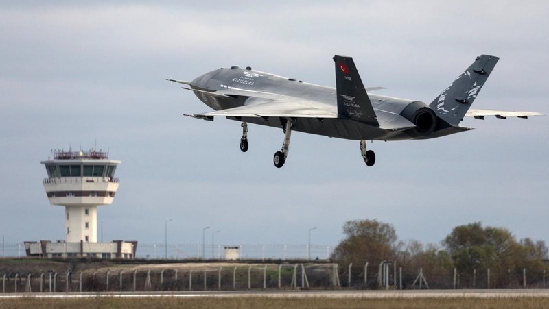 Kizilelma (Apel Merah), perusahaan pertahanan Turki Baykar kendaraan tempur udara tak berawak (UCAV) bertenaga jet pertama, lepas landas dari bandara di Corlu dekat Istanbul, Turki 14 Desember 2022. (Baykar Technologies/Handout via REUTERS)