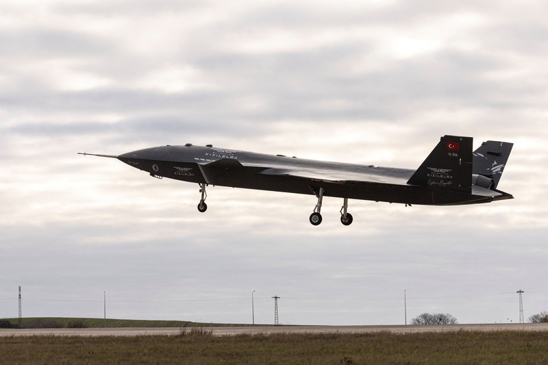Kizilelma (Apel Merah), perusahaan pertahanan Turki Baykar kendaraan tempur udara tak berawak (UCAV) bertenaga jet pertama, lepas landas dari bandara di Corlu dekat Istanbul, Turki 14 Desember 2022. Kizilelma (Apel Merah), perusahaan pertahanan Turki Baykar kendaraan tempur udara tak berawak (UCAV) bertenaga jet pertama, lepas landas dari bandara di Corlu dekat Istanbul, Turki 14 Desember 2022. (Baykar Technologies/Handout via REUTERS)