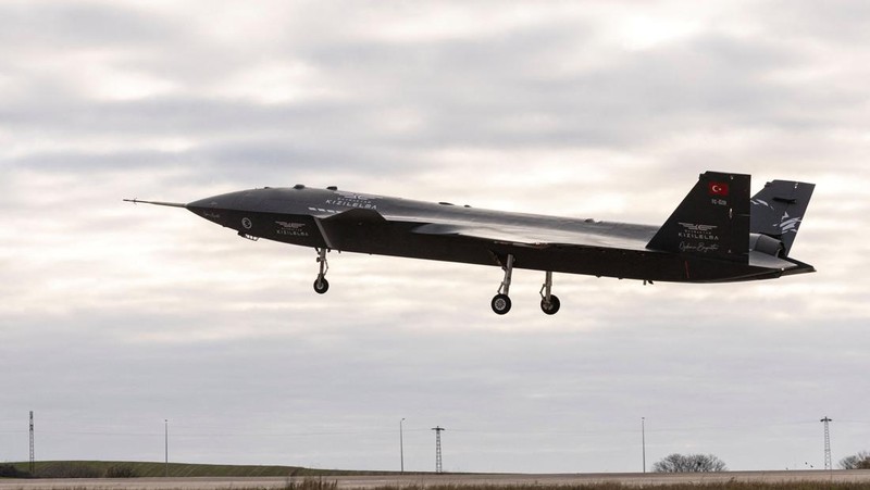 Kizilelma (Apel Merah), perusahaan pertahanan Turki Baykar kendaraan tempur udara tak berawak (UCAV) bertenaga jet pertama, lepas landas dari bandara di Corlu dekat Istanbul, Turki 14 Desember 2022. (Baykar Technologies/Handout via REUTERS)