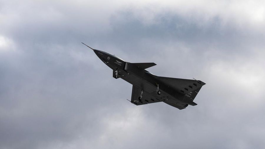Kizilelma (Apel Merah), perusahaan pertahanan Turki Baykar kendaraan tempur udara tak berawak (UCAV) bertenaga jet pertama, terbang di atas Corlu dekat Istanbul, Turki 14 Desember 2022. (Baykar Technologies/Handout via REUTERS)
