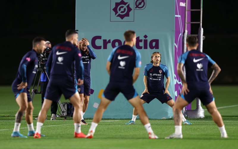 Gelandang Kroasia #10 Luka Modric mengambil bagian dalam sesi latihan di Al Erssal Training Site 3 di Doha pada 15 Desember 2022, menjelang pertandingan play-off perebutan tempat ketiga melawan Maroko pada 17 Desember selama turnamen sepak bola Piala Dunia Qatar 2022. Gelandang Kroasia Luka Modric mengambil bagian dalam sesi latihan di Al Erssal Training Site 3 di Doha pada 15 Desember 2022, menjelang pertandingan play-off perebutan tempat ketiga melawan Maroko pada 17 Desember selama turnamen sepak bola Piala Dunia Qatar 2022. (JACK GUEZ/AFP via Getty Images)