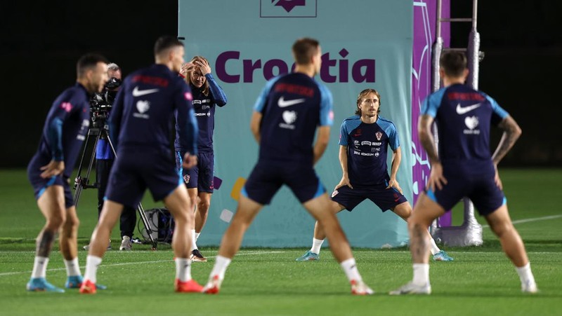 Gelandang Kroasia Luka Modric mengambil bagian dalam sesi latihan di Al Erssal Training Site 3 di Doha pada 15 Desember 2022, menjelang pertandingan play-off perebutan tempat ketiga melawan Maroko pada 17 Desember selama turnamen sepak bola Piala Dunia Qatar 2022. (JACK GUEZ/AFP via Getty Images)