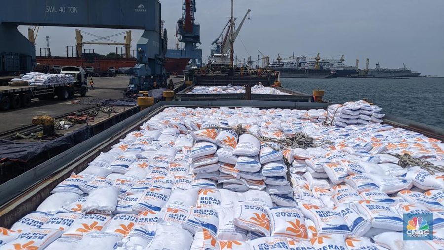 Menteri Perdagangan Zulkifli Hasan, Direktur Utama Perum Bulog Budi Waseso, Kepala Bapanas Arief Prasetyo Adi memantau bongkar muatan 5.000 ton beras impor asal Vietnam di Pelabuhan Tanjung Priok, Jumat (16/12/2022). (CNBC Indonesia/Emir Yanwardhana)