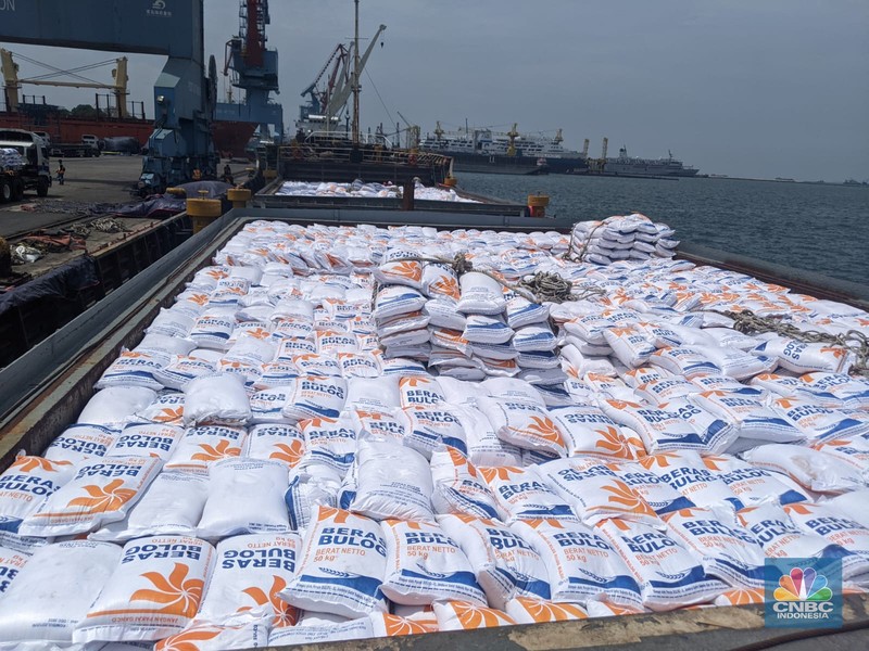 Beras impor mulai berdatangan untuk pemenuhan Cadangan Beras Pemerintah (CBP) di Perum Bulog. Hari ini (16/12/2022) ada 5.000 ton yang masuk dari Vietnam. Beras impor mulai berdatangan untuk pemenuhan Cadangan Beras Pemerintah (CBP) di Perum Bulog. Hari ini (16/12/2022) ada 5.000 ton yang masuk dari Vietnam. (CNBC Indonesia/Emir Yanwardhana)