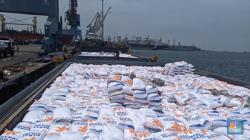 Beras impor mulai berdatangan untuk pemenuhan Cadangan Beras Pemerintah (CBP) di Perum Bulog. Hari ini (16/12/2022) ada 5.000 ton yang masuk dari Vietnam. (CNBC Indonesia/Emir Yanwardhana)