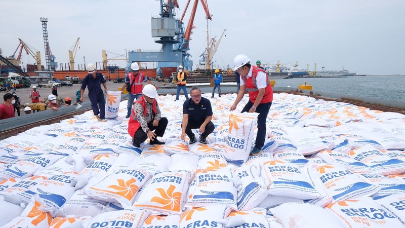 Beras impor mulai berdatangan untuk pemenuhan Cadangan Beras Pemerintah (CBP) di Perum Bulog. Hari ini (16/12/2022) ada 5.000 ton yang masuk dari Vietnam. Beras impor mulai berdatangan untuk pemenuhan Cadangan Beras Pemerintah (CBP) di Perum Bulog. Hari ini (16/12/2022) ada 5.000 ton yang masuk dari Vietnam. (CNBC Indonesia/Emir Yanwardhana)