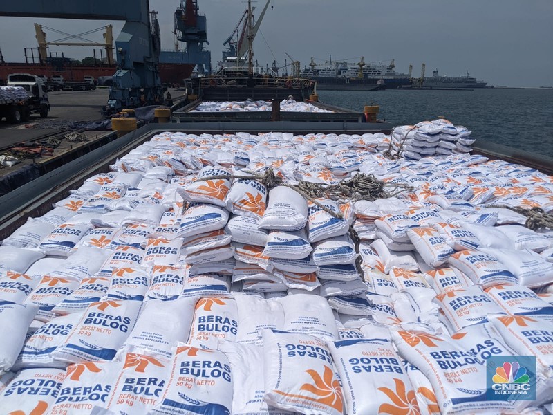 Beras impor mulai berdatangan untuk pemenuhan Cadangan Beras Pemerintah (CBP) di Perum Bulog. Hari ini (16/12/2022) ada 5.000 ton yang masuk dari Vietnam. Beras impor mulai berdatangan untuk pemenuhan Cadangan Beras Pemerintah (CBP) di Perum Bulog. Hari ini (16/12/2022) ada 5.000 ton yang masuk dari Vietnam. (CNBC Indonesia/Emir Yanwardhana)