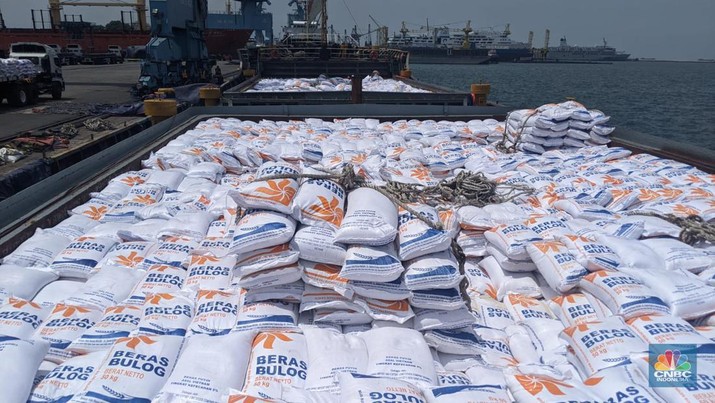 Menteri Perdagangan Zulkifli Hasan, Direktur Utama Perum Bulog Budi Waseso, Kepala Bapanas Arief Prasetyo Adi memantau bongkar muatan 5.000 ton beras impor asal Vietnam di Pelabuhan Tanjung Priok, Jumat (16/12/2022). Menteri Perdagangan Zulkifli Hasan, Direktur Utama Perum Bulog Budi Waseso, Kepala Bapanas Arief Prasetyo Adi memantau bongkar muatan 5.000 ton beras impor asal Vietnam di Pelabuhan Tanjung Priok, Jumat (16/12/2022). (CNBC Indonesia/Emir Yanwardhana)