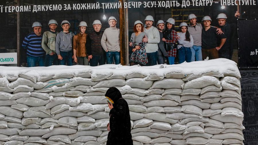 Seorang pria membersihkan salju saat hujan salju di Kyiv, Ukraina pada 15 Desember 2022. (Anadolu Agency via Getty Images)