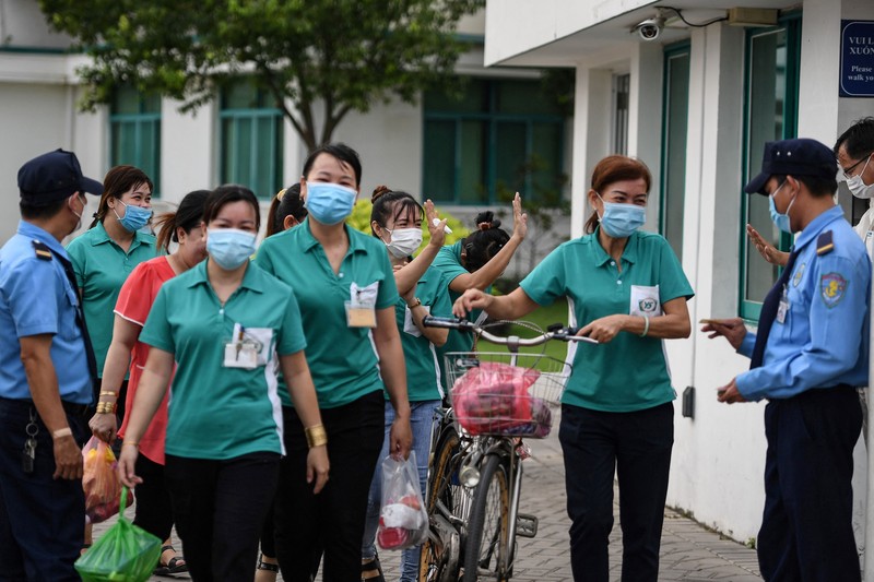 Para pekerja berpamitan kepada pemimpin mereka pada hari terakhir mereka bekerja di pabrik Taiwan Ty Hung di Kota Ho Chi Minh, Taiwan. (AFP via Getty Images/NHAC NGUYEN) Para pekerja berpamitan kepada pemimpin mereka pada hari terakhir mereka bekerja di pabrik Taiwan Ty Hung di Kota Ho Chi Minh, Taiwan. (AFP via Getty Images/NHAC NGUYEN)